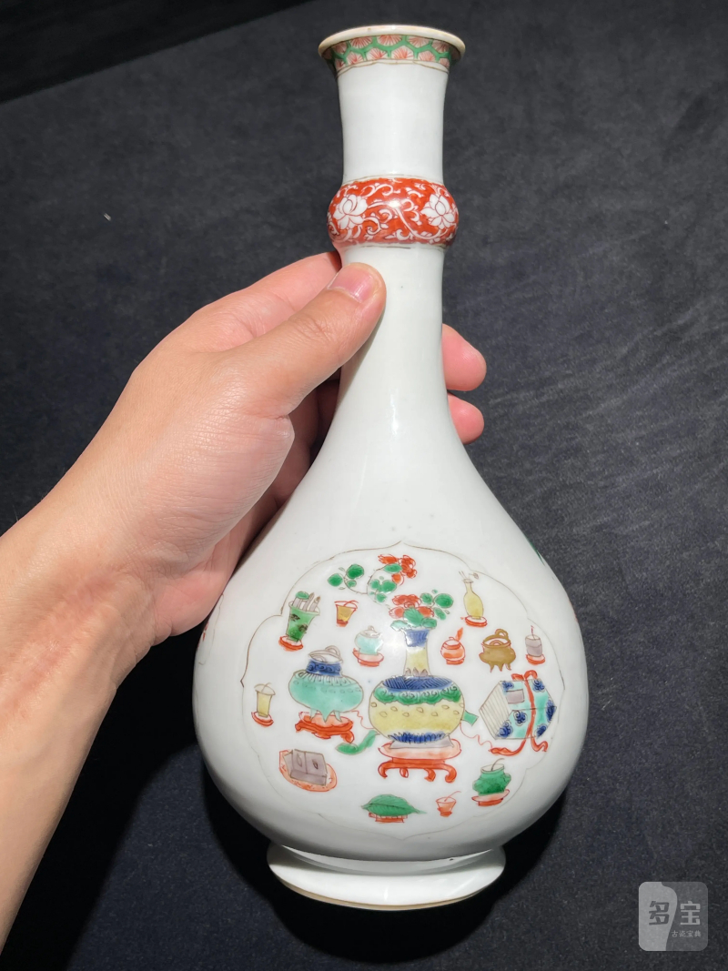 清康熙 五彩狮子纹蒜头瓶 - 图3